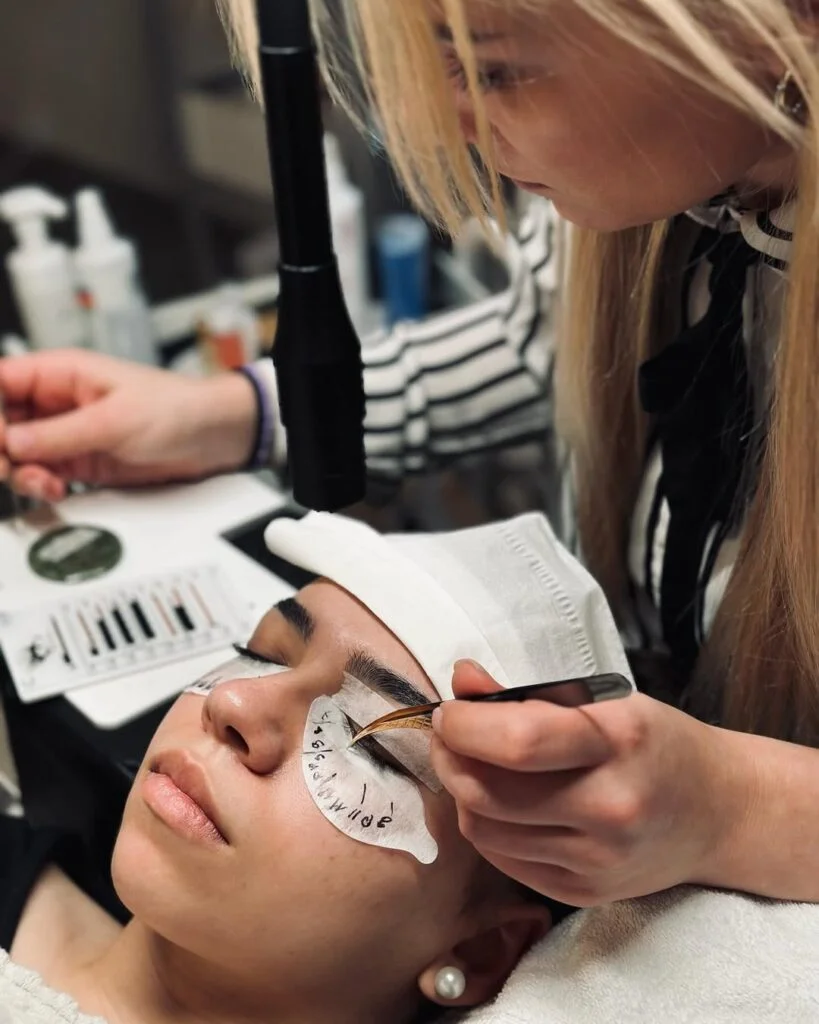Behandlung im Studio – Ansetzen von Wimpern