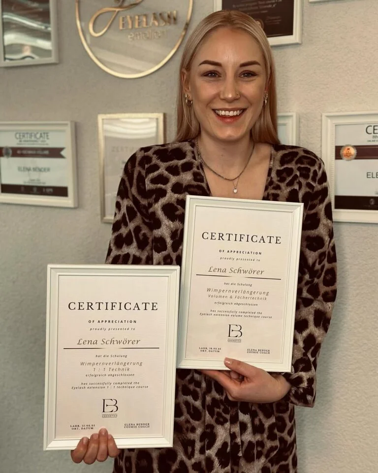 Zertifizierte Beauty-Expertin von Glow Aesthetics mit Ausbildungs-Zertifikaten