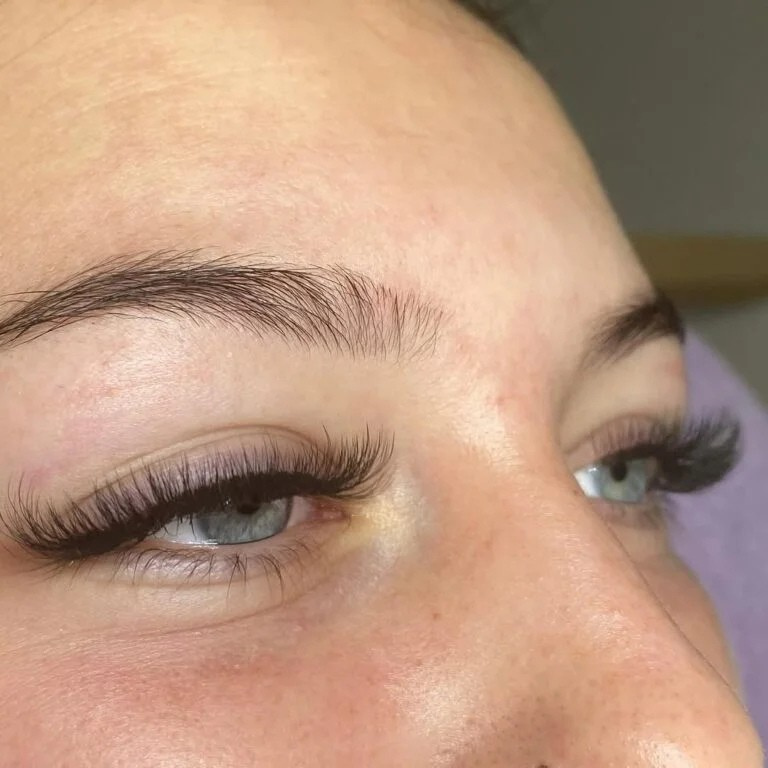 Nahaufnahme voluminöser Volumen-Lashes mit natürlichem Fächereffekt